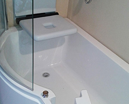 Vasca doccia con sportello e dettagglio seggiolino aperto modello Torino