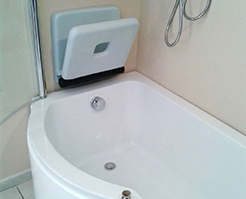 Vasca doccia con sportello e dettagglio seggiolino modello Torino